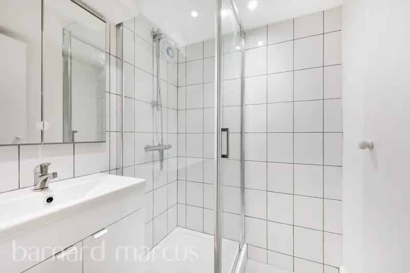 2 Bed Flat near Stockwell Station - Zero Deposit Available