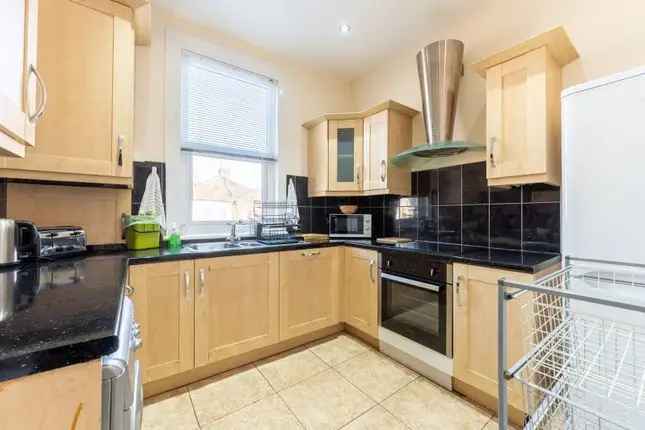 Flat to rent in Melrose Avenue, Willesden Green, London NW2