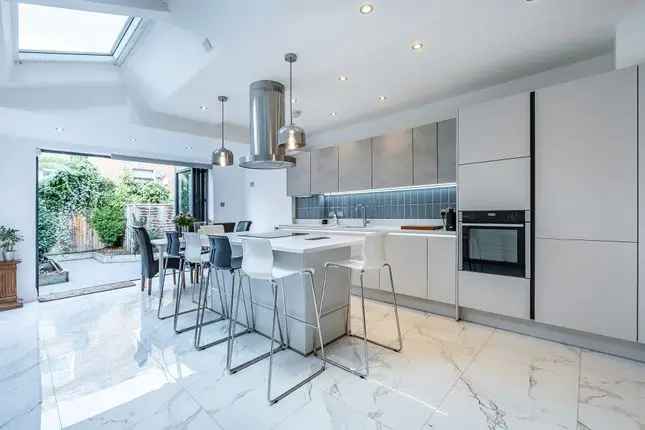 5 Bedroom Detached House for Sale in London SW6