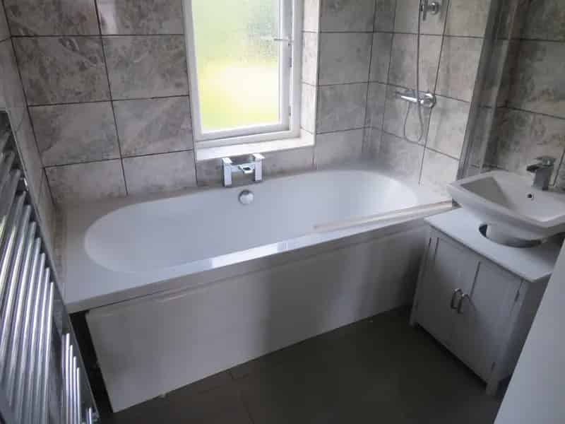 Spacious 3 Bed Semi Detached House Driveway Garden Close To Amenities