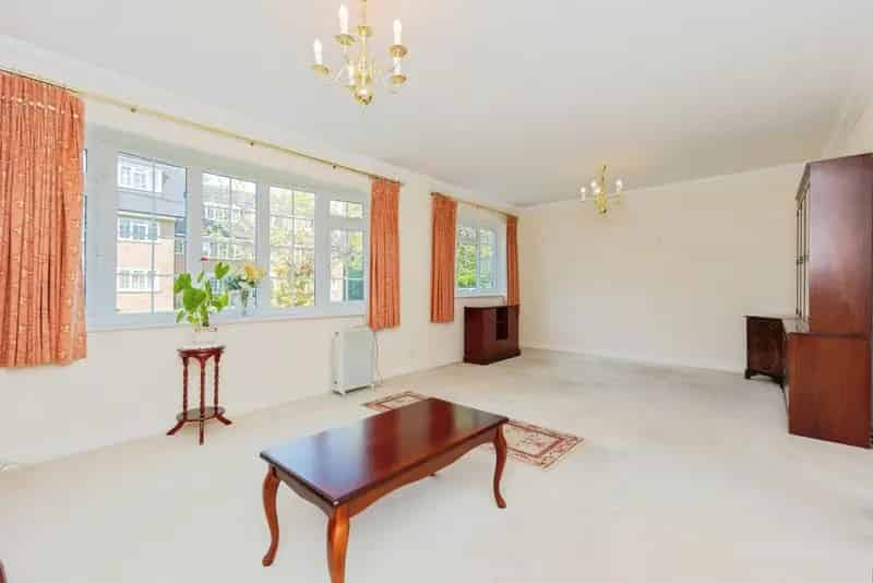 Two Bedroom Ground Floor Apartment with Garage and Communal Gardens