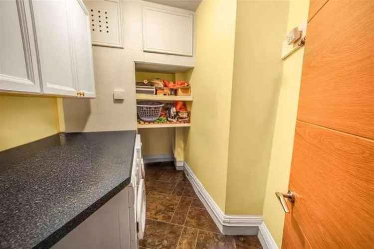 3 Bedroom Flat for Sale in Hale - Spacious Apartment with 2 Bathrooms