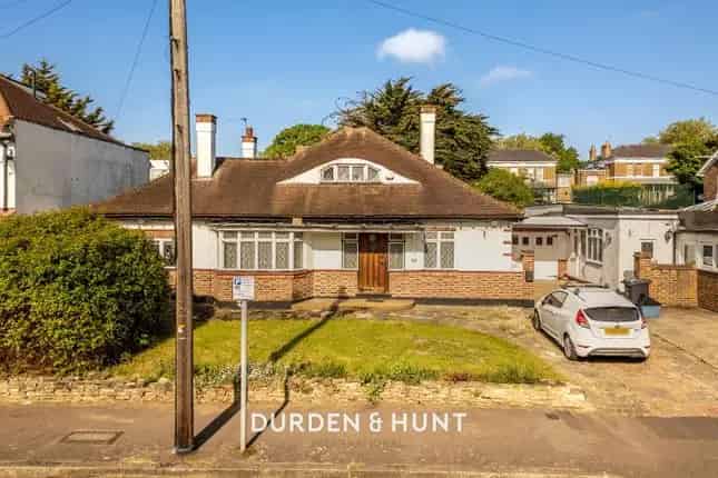 Semi-detached bungalow for sale in Lansdowne Road, South Woodford E18