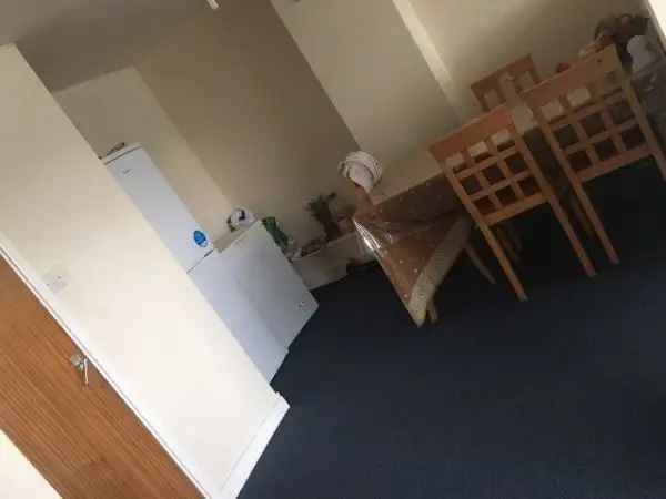 Flat For Rent in Mole Valley, England