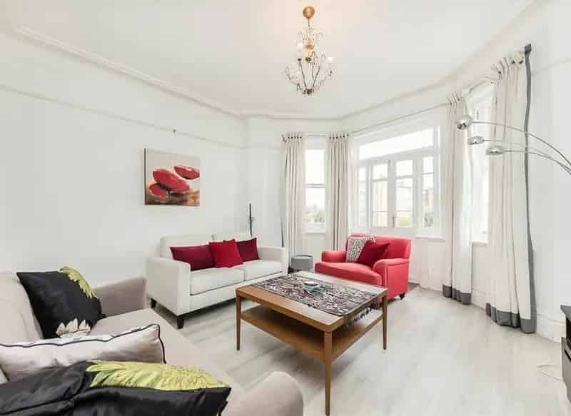 Spacious 3-Bedroom Mansion Flat near Stamford Brook