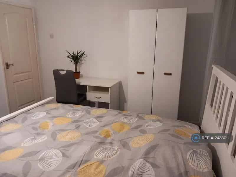 3 Bedroom Semi Detached House April 2025