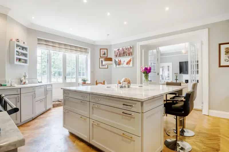 9 Bedroom Detached House with Cottage and Coach House