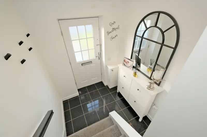 2-Bedroom Upper Flat with Driveway and Large Garden