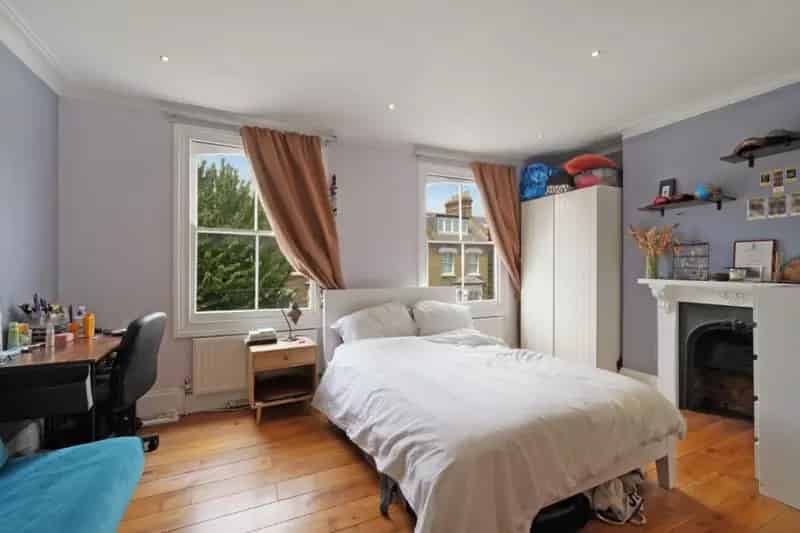 3 Bed Flat for Sale in Archway - Period Conversion with Roof Terrace