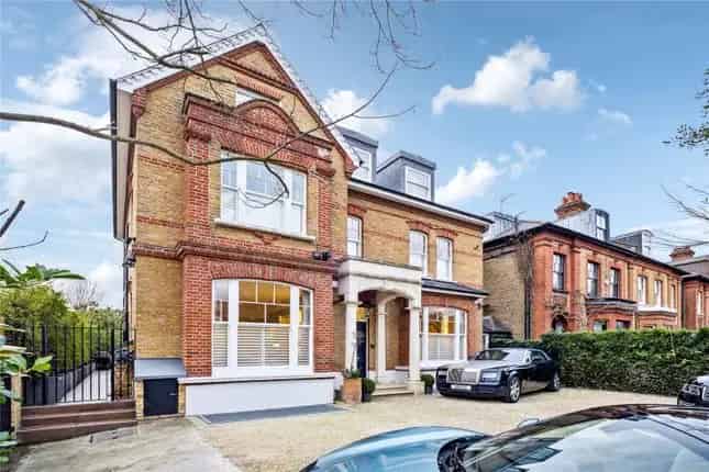 Barnes Castelnau 7-Bedroom House For Sale