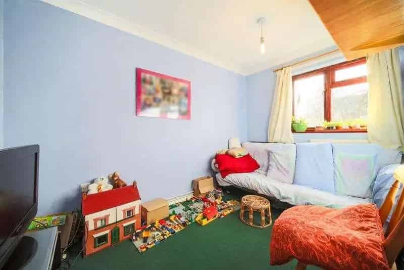 5 Bed End Terrace House For Sale