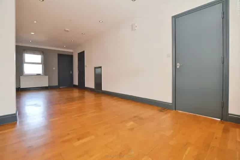 3 bedroom House
 To Rent 
Total Size: 819 SQ FT