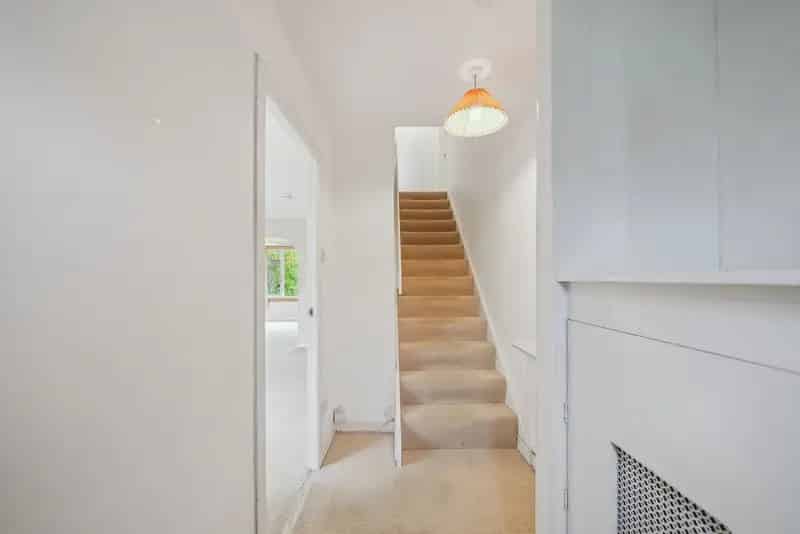 Spacious 4-Bedroom Detached Home in Stirling Kenningknowes Road