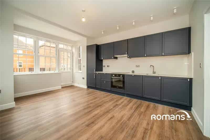 2 Bedroom Flat Wokingham Town Centre Large Terrace