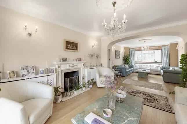 Detached House for Sale in The Ridings London W5