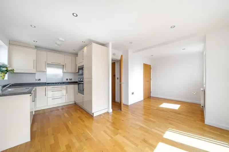 Spacious Top Floor Apartment Two Double Bedrooms Allocated Parking No Onward Chain