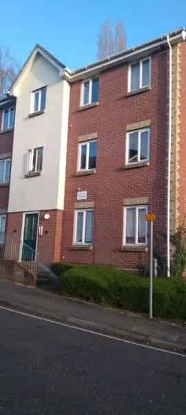 1 Bedroom Flat Near Town Centre - Newly Fitted Kitchen and Carpet