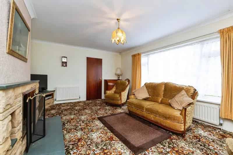 Four Bedroom Detached House With Two Garages and Landscaped Garden