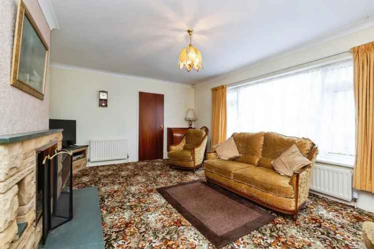 Four Bedroom Detached House With Two Garages and Landscaped Garden
