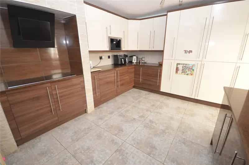 3 Bedroom Semi Detached House with Conservatory and Guest WC