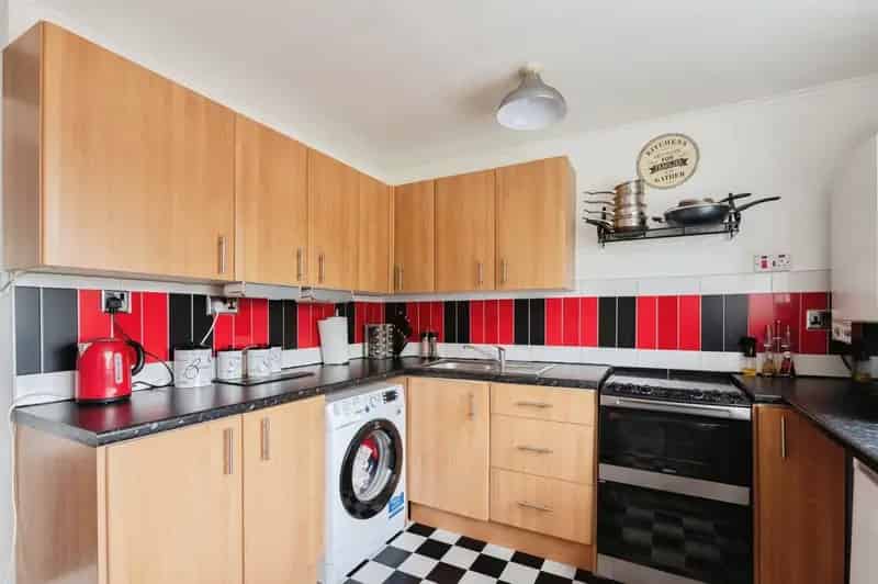 One Bedroom Top Floor Flat Near Pitsea Station