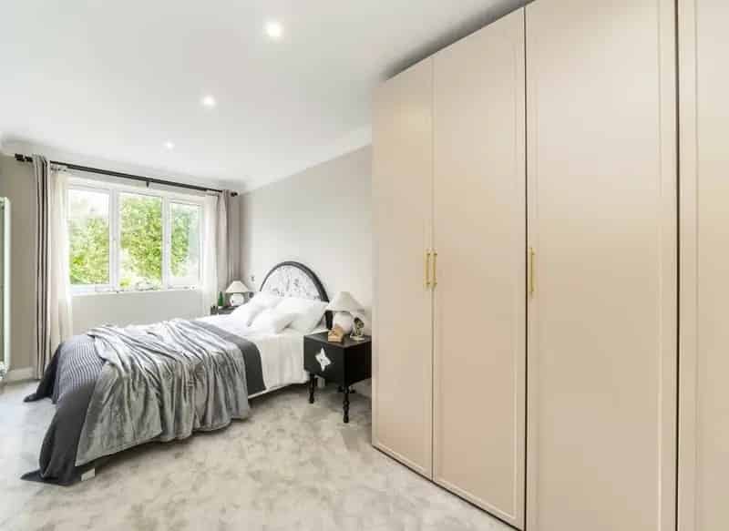 Detached House 3 Bathrooms 2 Reception Rooms Solar Panels