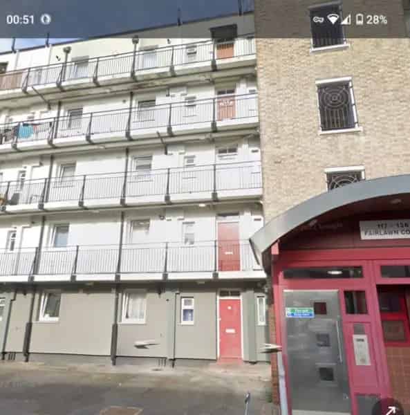 2-Bedroom Flat Near Transport Links and Amenities
