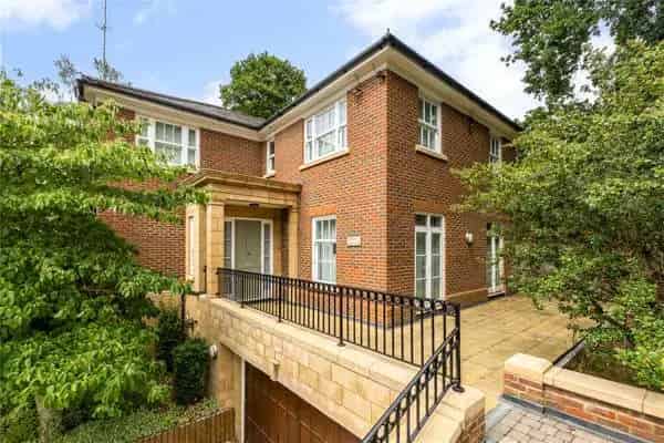 Refurbished Townhouse with 5 Bedrooms and Ample Gardens