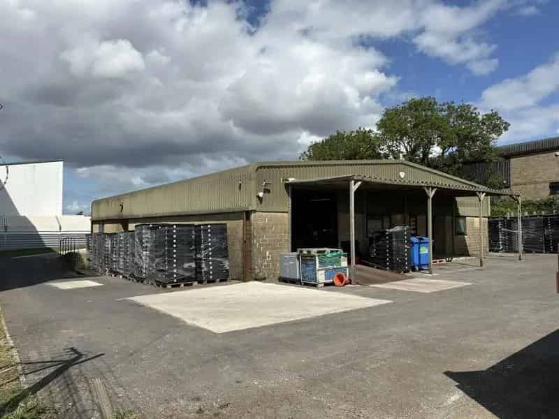 Industrial Unit For Sale - Steel Frame, 0.45 Acre Site, Ample Parking