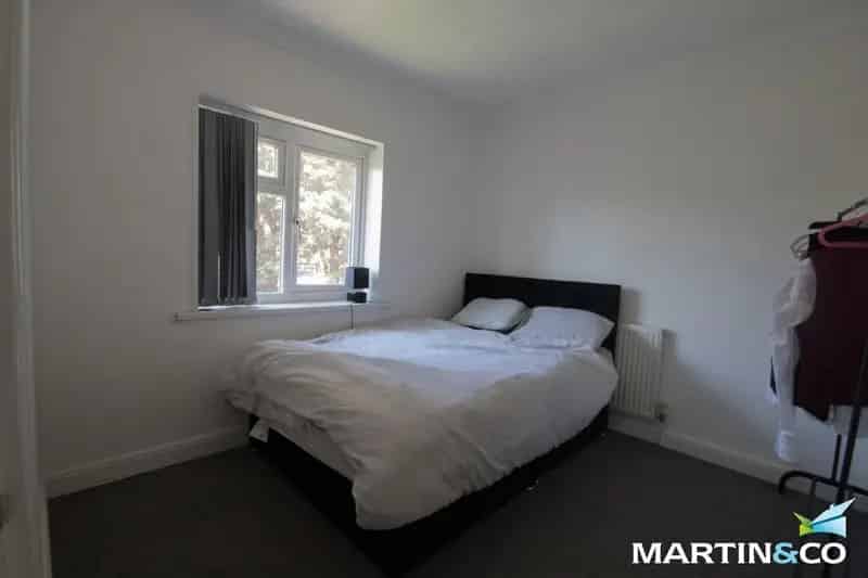 2 Bedroom Semi Detached House with Garden and Parking