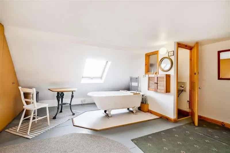 8 bed house for sale