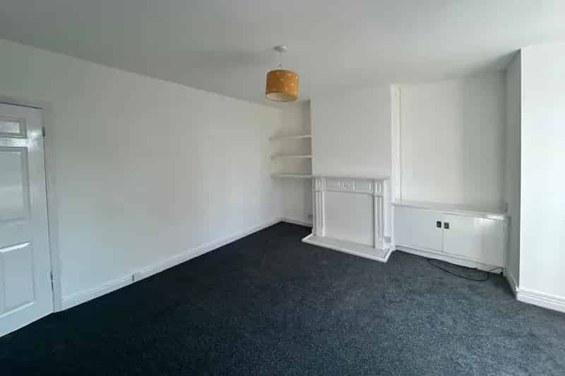 First Floor Flat Modern Kitchen Spacious Lounge Double Bedroom