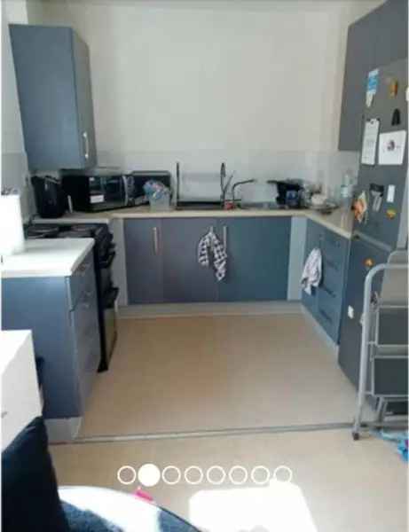 2nd Floor 1 Bed Flat with Balcony and Parking