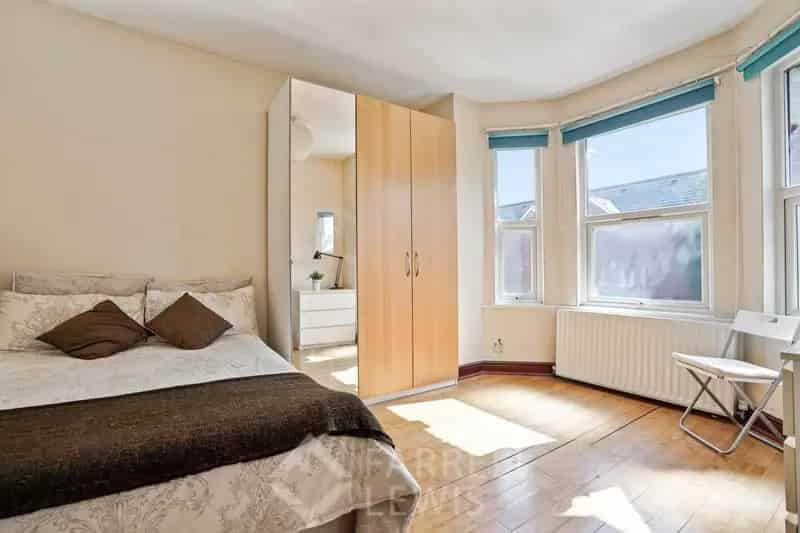 3 Bedroom Flat House to Rent near Stamford Brook