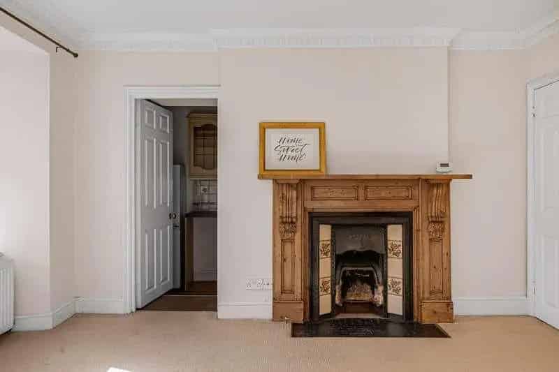 1 Bed Period Apartment Town Centre Private Parking