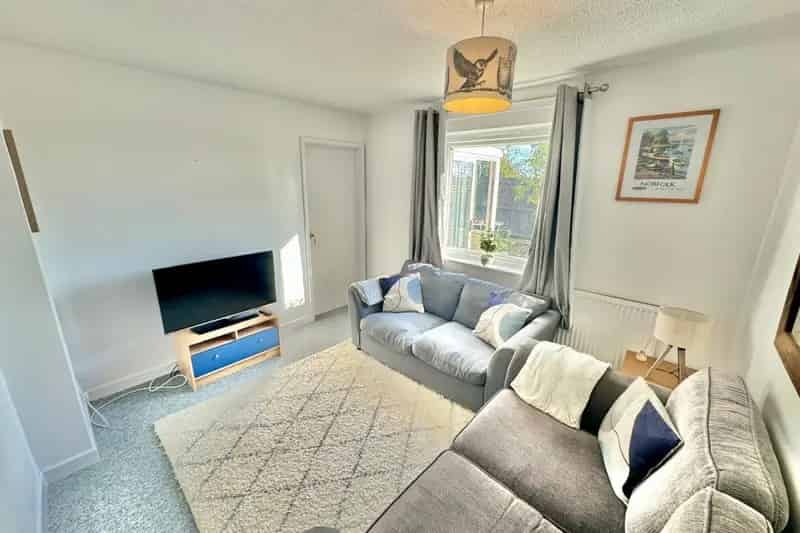 3 Bed House with Conservatory and Courtyard Garden