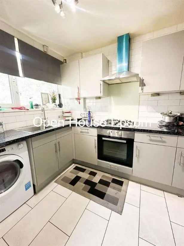 2 Bed Flat for Sale in London - Spacious & Well-Located