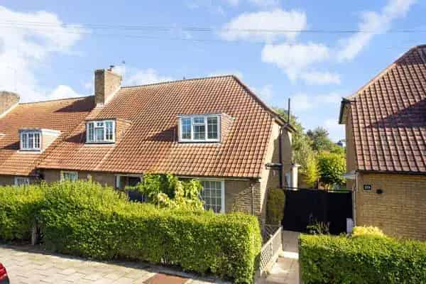 Stunning End of Terrace House with Large Garden and Studio