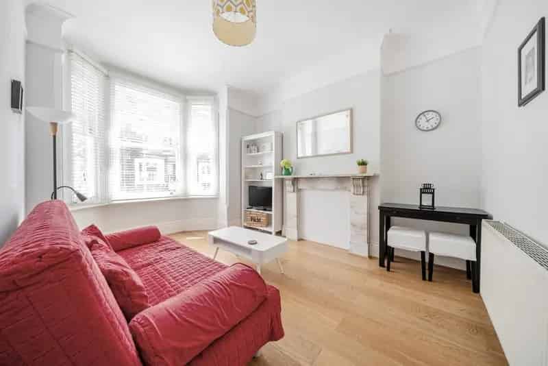 One Double Bedroom Apartment near Clapham Junction
