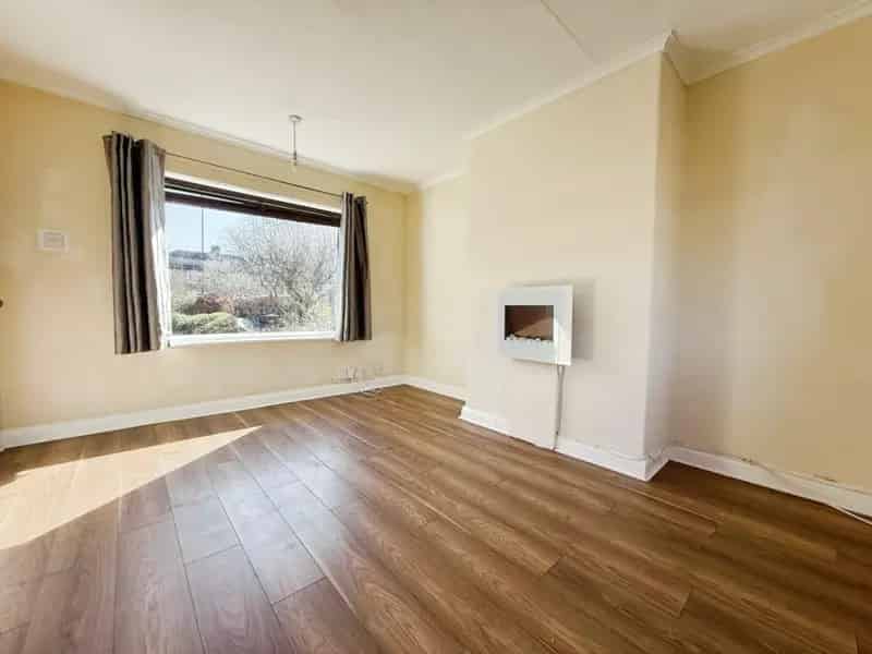 2 Bedroom House For Sale - Large Garden, Driveway & Garage