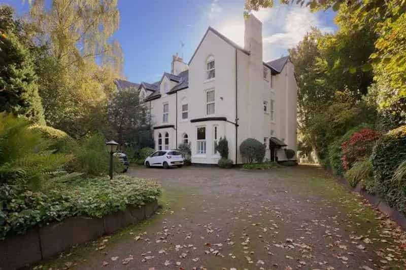 3 Bedroom Flat for Sale in Altrincham