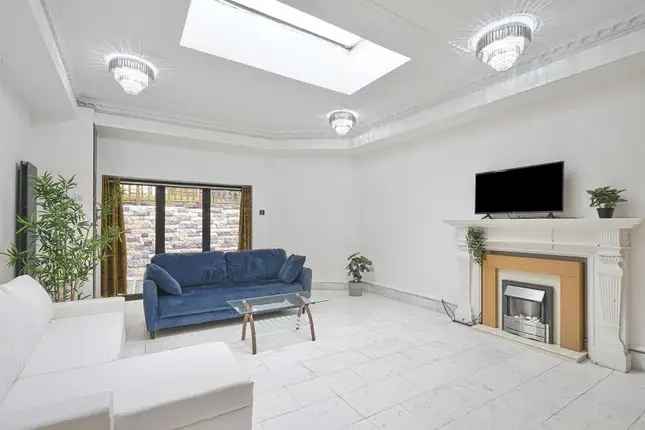 Flat for sale in Frognal, London NW3