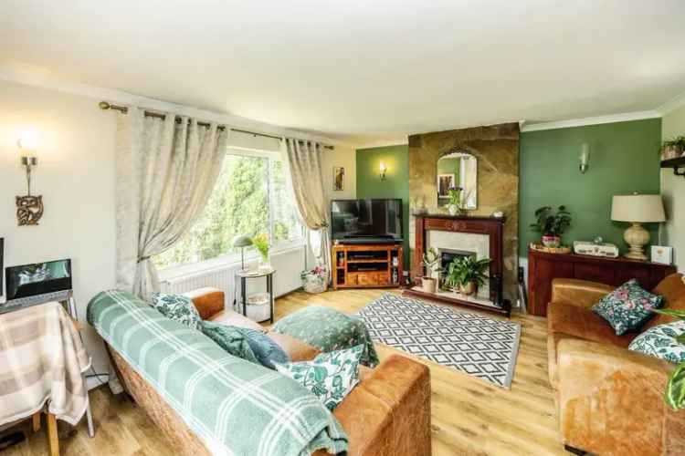 3 Bedroom Semi-Detached House with Garage and Gardens