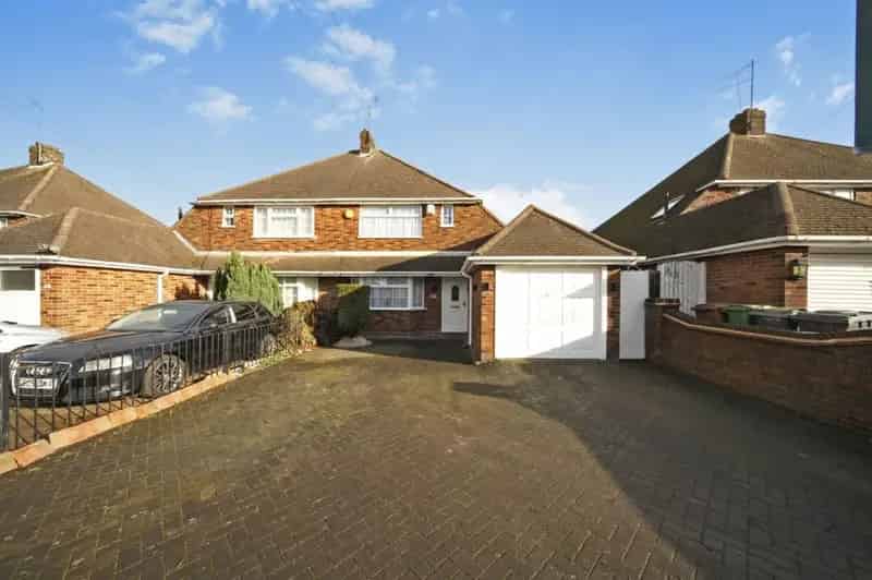 3 Bed Semi Detached House with Garage and Outbuilding