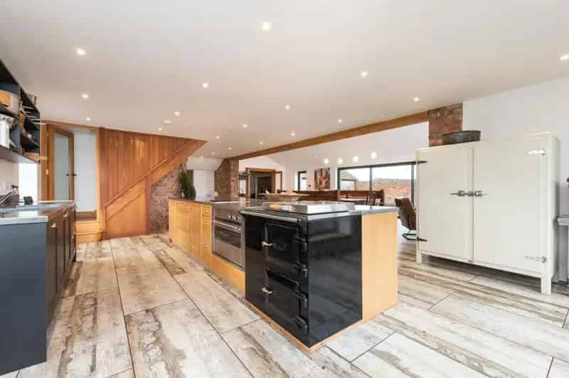 Caldecote Farm: Character Home with Extensive Grounds and Outbuildings