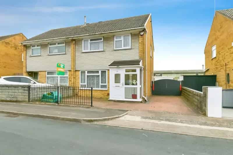 3 Bedroom Semi-Detached House Driveway Garage Solar Panels