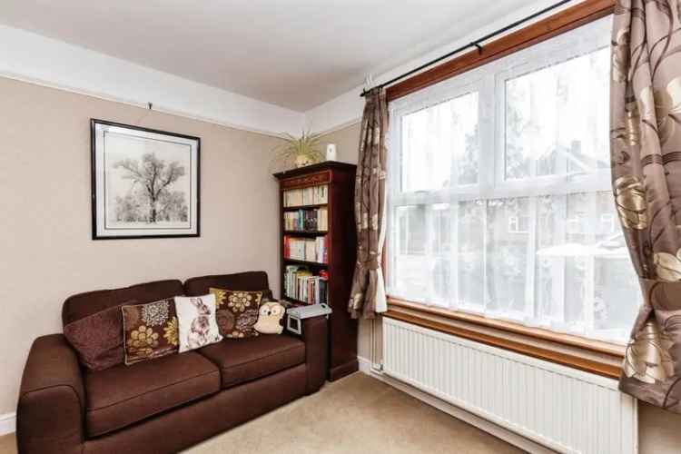 3 Bed Detached House with Garage and Garden Near Train Station