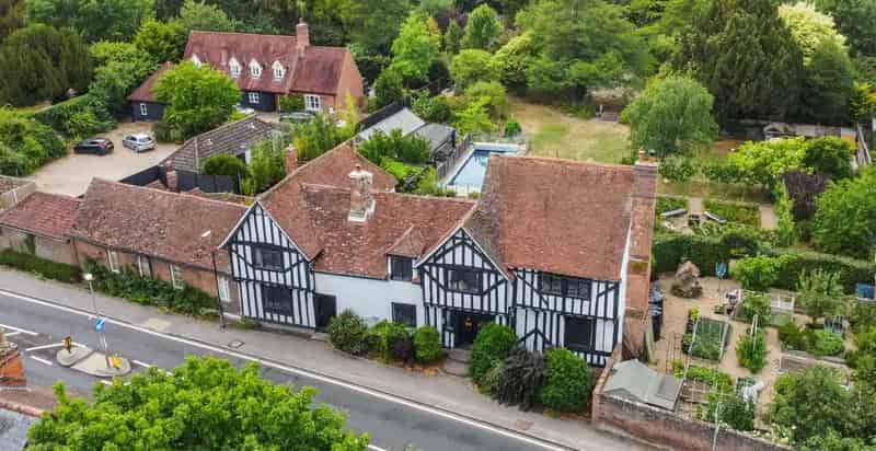 8 Bedroom Detached House with 1.2 Acres of Land