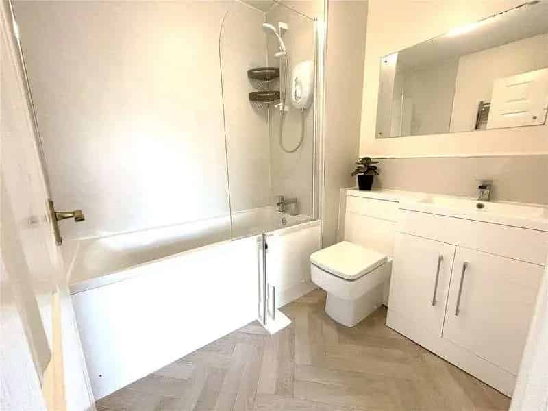 2 Bed Flat for Sale Near City Centre with Garage