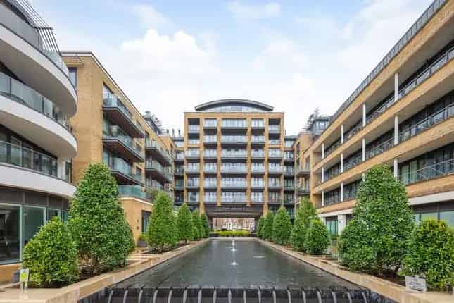 Penthouse for sale in Kew Bridge Road, Brentford TW8